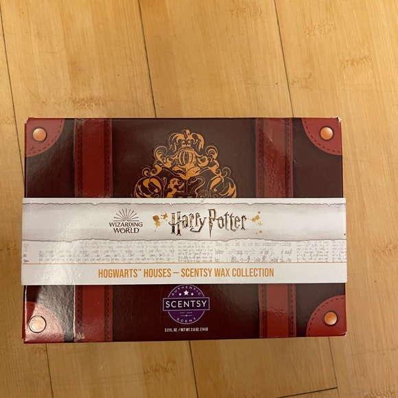 Scentsy Harry Potter warmer with house wax - Picture 2 of 2